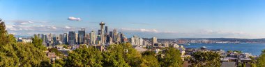 Güneşli bir günde Seattle şehir manzarası ve Space Needle Panoraması, Washington, ABD
