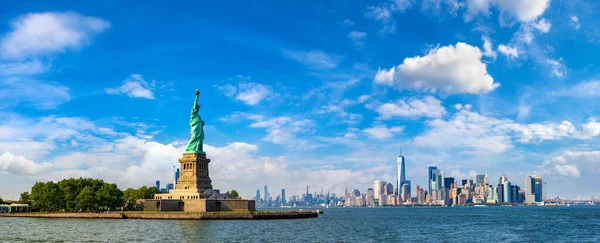 Panorama Van Het Vrijheidsbeeld Tegen Manhattan Stadsgezicht Achtergrond New York — Stockfoto