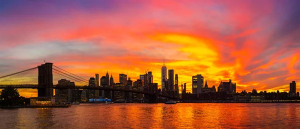 ブルックリン橋の夕日のパノラマとニューヨークのマンハッタンのダウンタウンのパノラマビュー — ストック写真