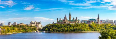 Kanada Parlamentosu 'nun Ottawa ve Nehir Panoraması güneşli bir günde, Kanada