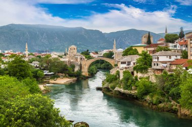 Mostar 'daki Eski Köprü güzel bir yaz gününde, Bosna-Hersek