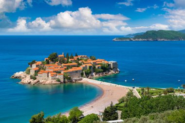 Budva 'daki Sveti Stefan adası güzel bir yaz günü, Karadağ