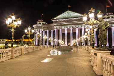 Güzel bir yaz gece, Makedonya Üsküp'köprü ve Arkeoloji Müzesi