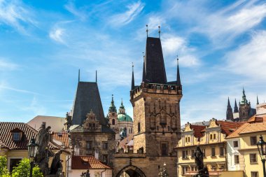 Prag 'daki Charles Köprüsü' nün panoramik hava manzarası güzel bir yaz günü, Çek