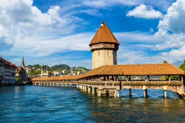 Ünlü Şapel Bridge'de Lucerne bir güzel yaz günde, İsviçre