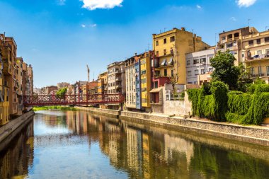 Girona 'da renkli evler ve Eyfel köprüsü, güzel bir yaz günü, Katalonya, İspanya