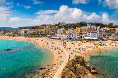Turistler, İspanya 'nın güzel bir yaz gününde Costa Brava' nın Blanes plajında eğleniyorlar.