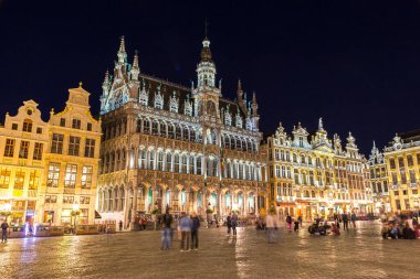 Brüksel 'deki Grand Place Güzel bir yaz gecesinde, Belçika