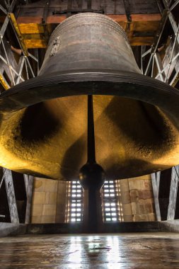 Güzel bir yaz gününde eski kilise çanı