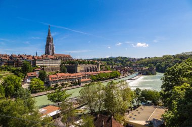 Bir güzel yaz günü, İsviçre Bern ve nın Munster katedralde panoramik manzaralı