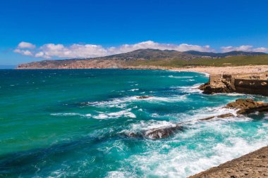 Kayalıklarla ve kayalar bir güzel yaz günü, Portekiz Sintra'Atlantik Okyanusu kıyısında