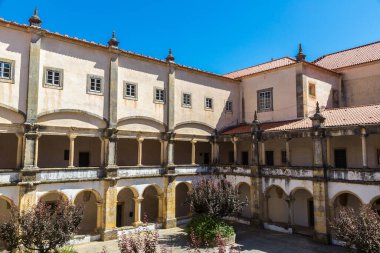 Merkezi kare iç Ortaçağ Templar kalede tomar bir güzel yaz günü, Portekiz