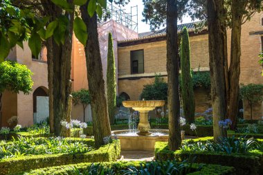 Güzel yaz gün, İspanya Granada'da Alhambra palace Mağribi sarayda bir çeşme