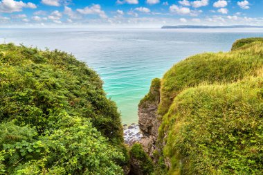 Carrick-a-Rede, Causeway Sahili Rotası bir güzel yaz günü, Kuzey İrlanda, İngiltere