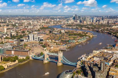 Hava panoramik Londra Tower Bridge bir güzel yaz gece, İngiltere, Amerika Birleşik Devletleri