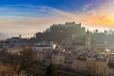 Avusturya 'da güzel bir günde Salzburg Katedrali ve Festung Hohensalzburg' un panoramik hava manzarası