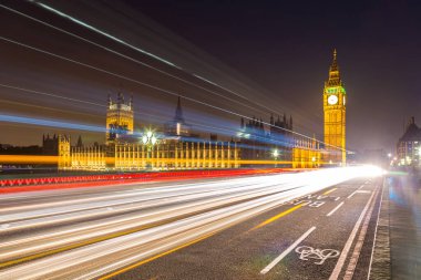 Londra Büyük Ben ve Westminster Köprüsü 'nde trafik çok güzel bir yaz gecesinde, Londra, İngiltere, İngiltere