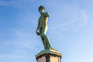 Güzel güneşli bir günde İtalya, Floransa 'daki Piazzale Michelangelo' da Davut heykeli