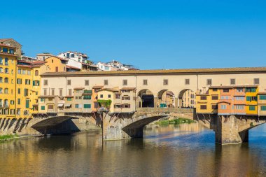 Güzel yaz günü Ponte Vecchio Köprüsü Floransa, İtalya