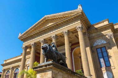 İtalya, Palermo 'da Massimo Tiyatrosu Güzel bir yaz gününde