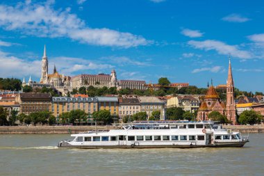 Güzel yaz günü içinde Macaristan Tuna Nehri ile Budapeşte görünüm
