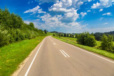 Almanya'da, bir güzel yaz günü Bavyera'da asfalt yol