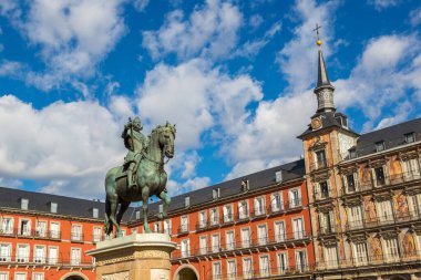 Plaza Mayor ve bir güzel yaz günü heykelinin Kral Philips III Madrid, İspanya