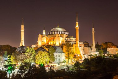 Ayasofya Müzesi (Ayasofya) Istanbul, Türkiye'de Sultan Ahmet parkında bir güzel yaz gecesi