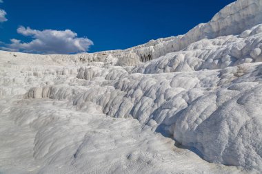 Traverten havuzları ve teraslar Pamukkale, Türkiye'de bir güzel yaz günü