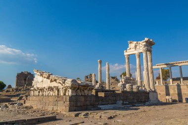 Tapınak Trajan şehirde antik Pergamon, Bergama, Türkiye'de bir güzel yaz günü