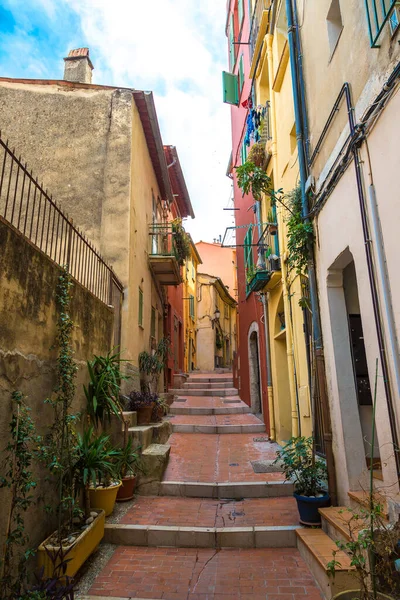 美しい夏の日にメントン フランス リビエラの古い狭い通り フランス — ストック写真