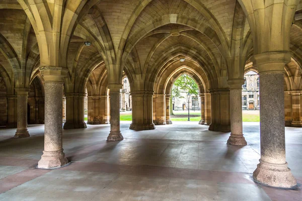 グラスゴー大学の回廊 美しい夏の日 イギリスのスコットランド — ストック写真