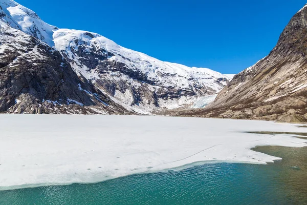 晴れた日にノルウェーの Nigardsvatnet ヨステダール氷河国立公園内の Nigardsbreen — ストック写真