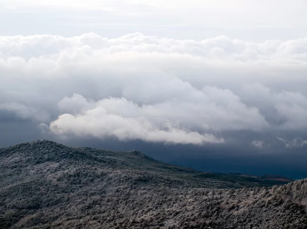 Dağların üzerinden bulutlar. — Stok fotoğraf