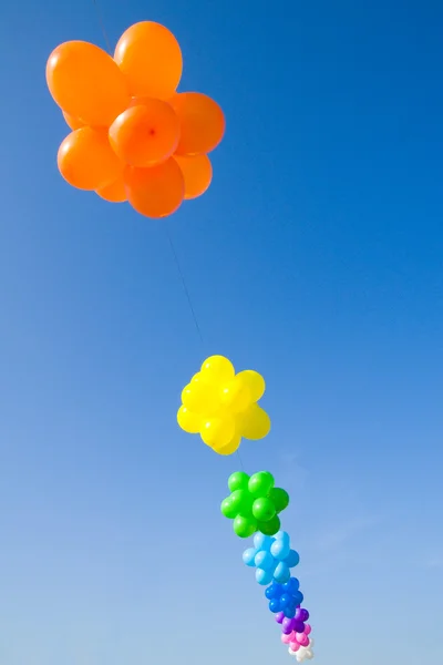 Luftballons auf blauem Himmel Hintergrund. — Stockfoto