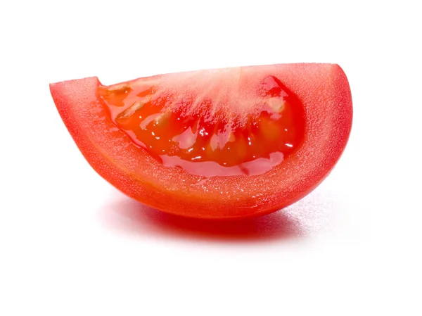 Segmento de tomate isolado sobre fundo branco . — Fotografia de Stock