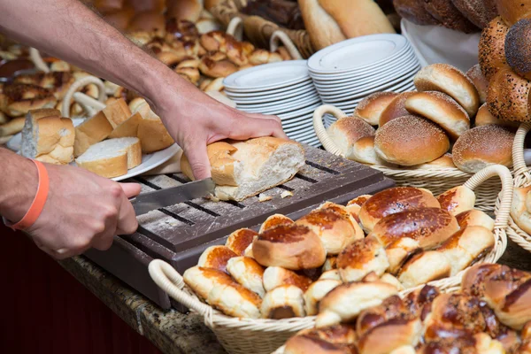 Řezání chleba bochník — Stock fotografie