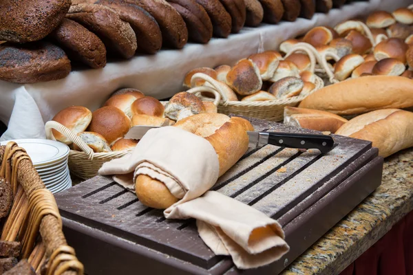 Cutting bread loaf — Stock Photo, Image