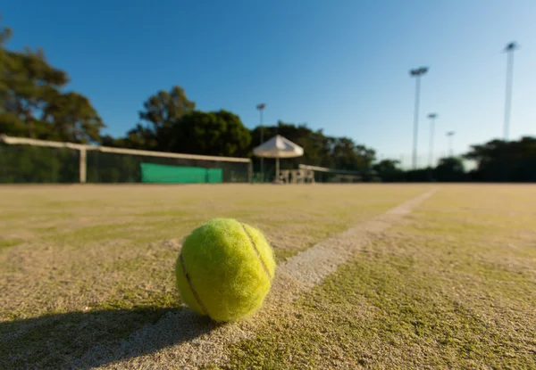 Μπάλα του τένις σε ένα γήπεδο — Φωτογραφία Αρχείου