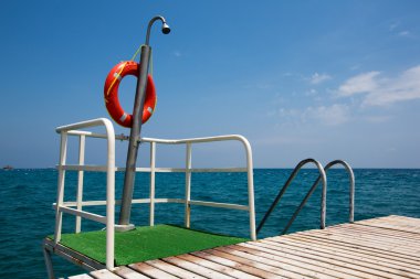 duş bir iskele üzerinde