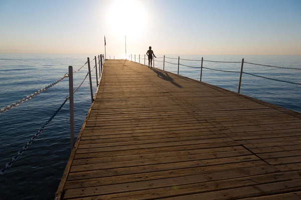 Vrouw stond op een houten pier — Stockfoto