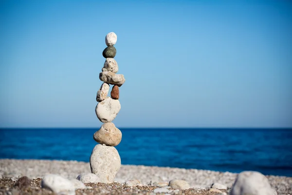 Stos równoważenie kamyki morze przy plaży — Zdjęcie stockowe
