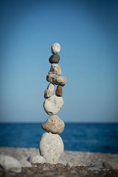 Stapel balancierender Kieselsteine auf einem Strand — Stockfoto