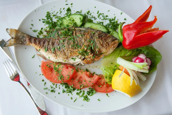 Stekt fisk med grönsaker — Stockfoto