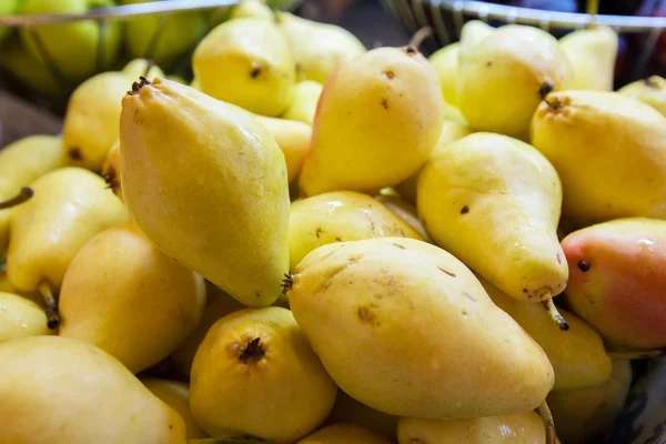 Charge von gelben saftigen Birnen — Stockfoto