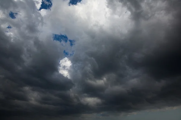 Nuvens escuras tempestuosas antes de uma tempestade — Fotografia de Stock