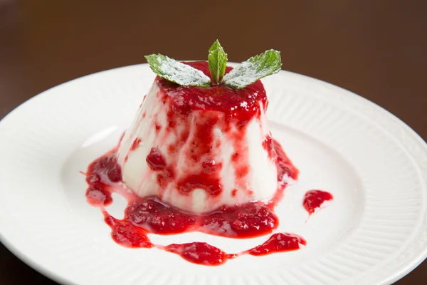 Panna Cotta with fresh strawberry jam — Stock Photo, Image