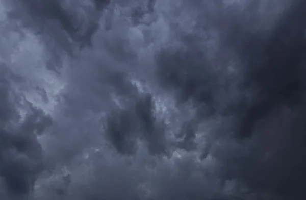 Nubes oscuras y tormentosas antes de una tormenta — Foto de Stock