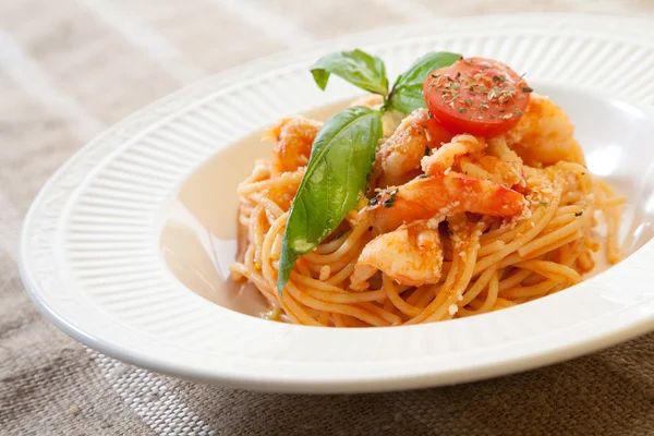 Nudeln mit Garnelen und Tomatensauce — Stockfoto