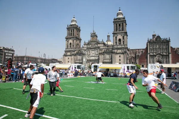 Ράγκμπι παίκτες στο zocalo στην πόλη του Μεξικού — Φωτογραφία Αρχείου
